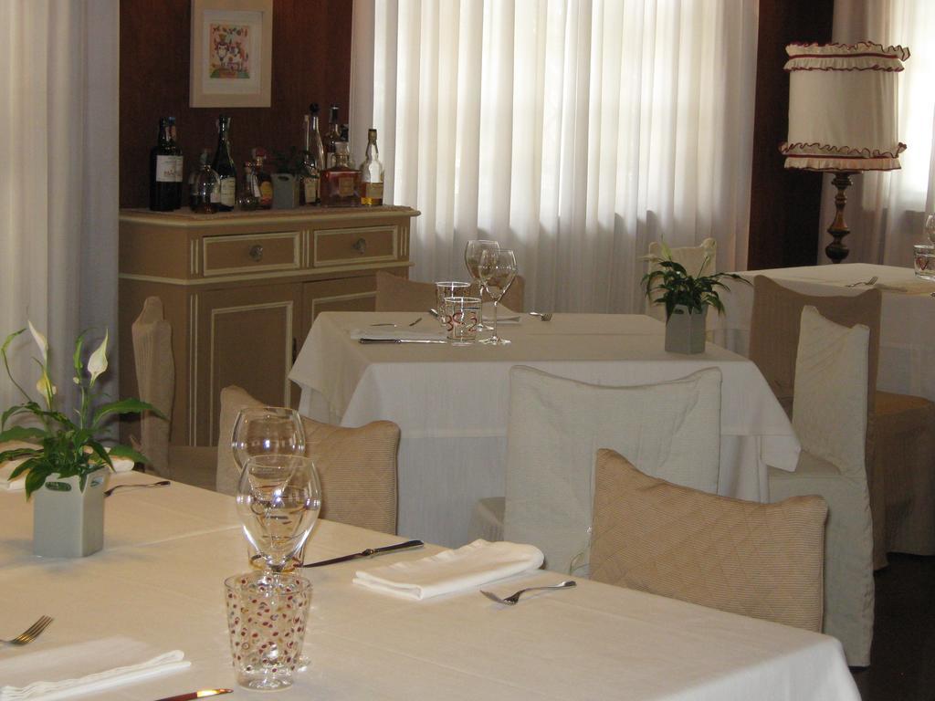 B&B Ristorante Del Monte Colleretto Giacosa Buitenkant foto